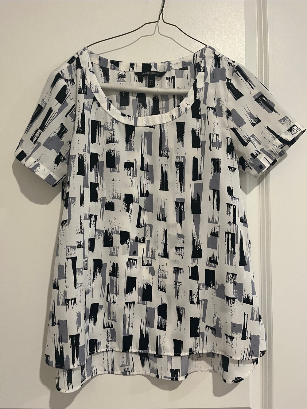 Banana Republic Brushstroke Short-Sleeve Scoop Neck Top - Black & Gray